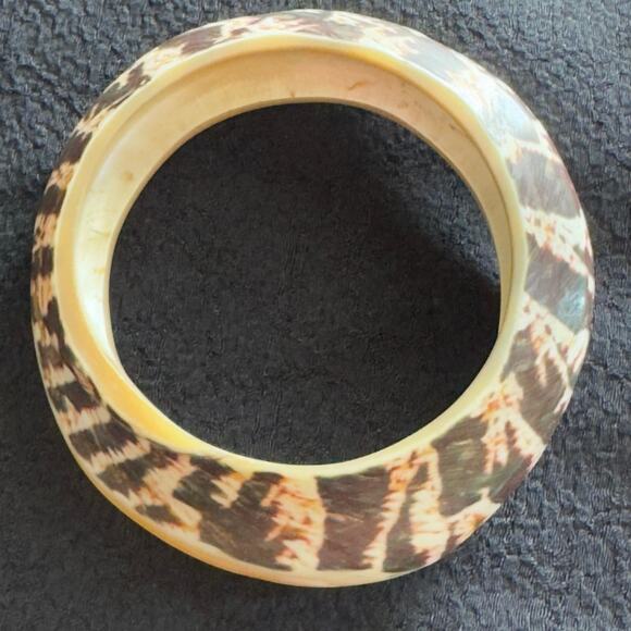 Vintage Carved Tiger Cowrie Polished Shell Bangle Bracelet Mother of Pearl Boho - Picture 7 of 14